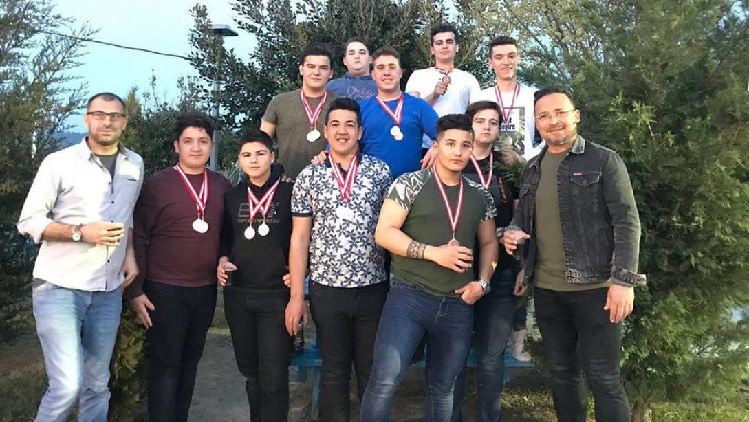 Şef Mavi Fethiye Ulusal Yemek Yarışmasında, Yılay Hakan Çeken Mesleki ve Teknik Anadolu Lisesi öğrencilerimiz, 12 Gümüş 5 Bronz madalya kazanmışlardır. 
