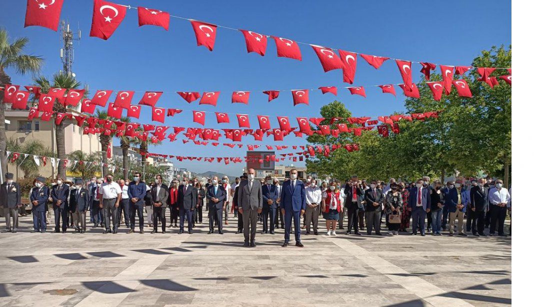 19 Mayıs Atatürk'ü Anma Gençlik ve Spor Bayramının 102.Yıl Dönümü Urla Cumhuriyet Meydanında Düzenlenen Çelenk Sunma Töreni iİe Kutlandı