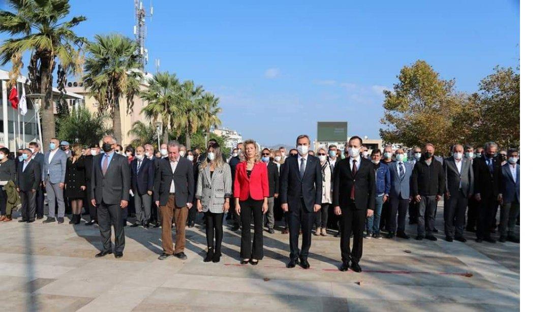 19 Ekim Muhtarlar Günü Urla Cumhuriyet Meydanı'nda Çelenk Sunma Töreni İle Kutlandı