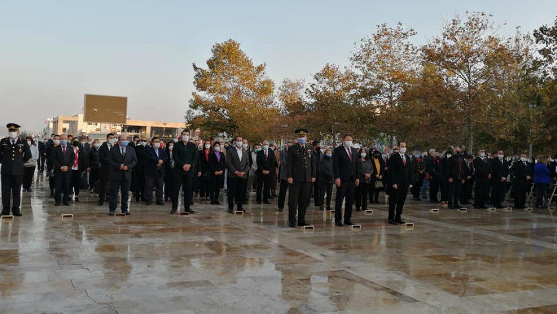 Büyük Önder Gazi Mustafa Kemal Atatürk vefatının 82.yılında Urla Cumhuriyet Meydanında düzenlenen çelenk sunma töreni ile anıldı