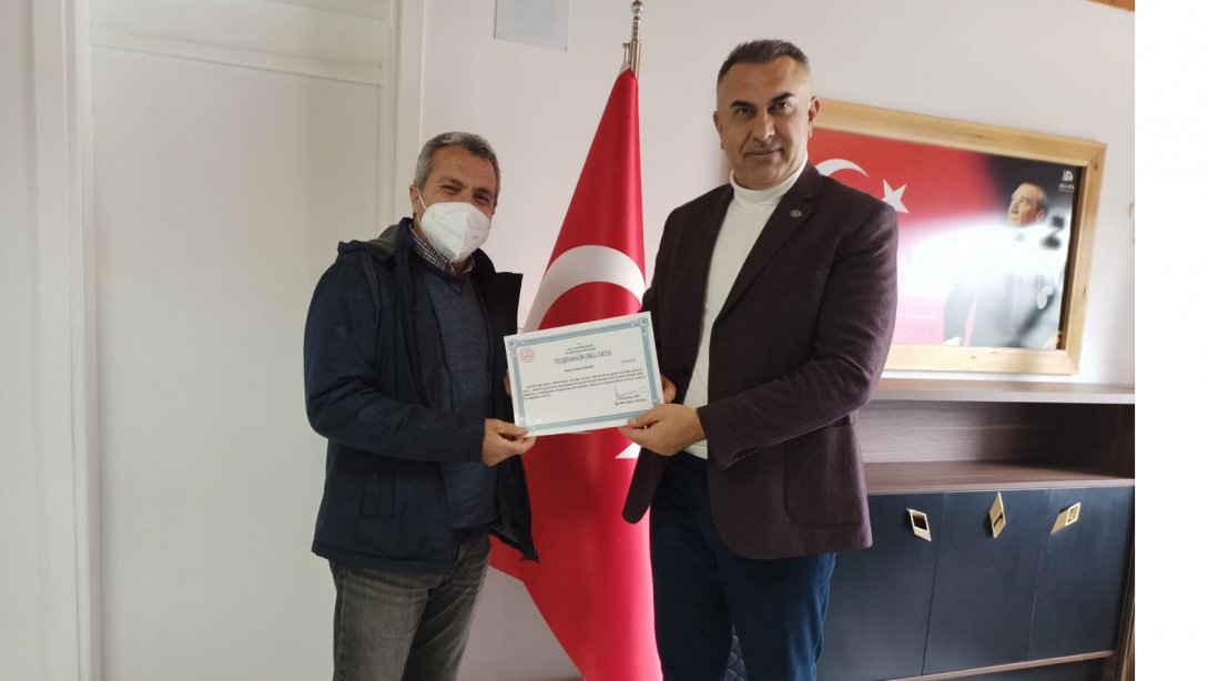 İlçe Milli Eğitim Müdürümüz Sayın Süleyman CAN Sayın Ertan BAYAR' a ve Sayın Dilek ÖZKAL' a Teşekkür Belgelerini Takdim Etti
