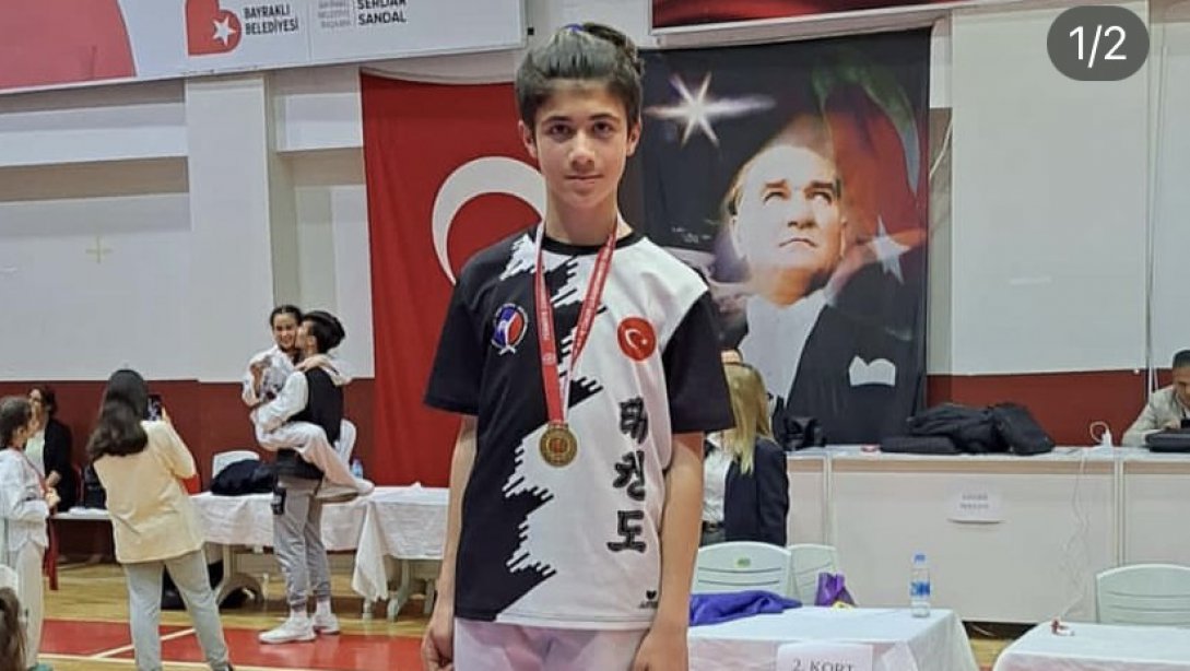 İzmir de düzenlenen Taekwondo müsabakalarında küçük erkekler 50 kg kategorisinde Egiad Ortaokulu öğrencisi Metin Can Çelikcan İzmir 1.si olmuştur.