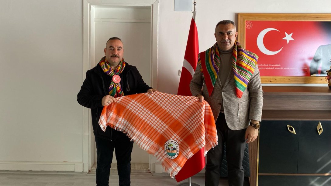 İzmir Yarımada Yörükler Derneği Başkanı Ayhan ALP, İlçe Milli Eğitim Müdürümüz Sayın Süleyman CAN'ı  ziyaret etti.