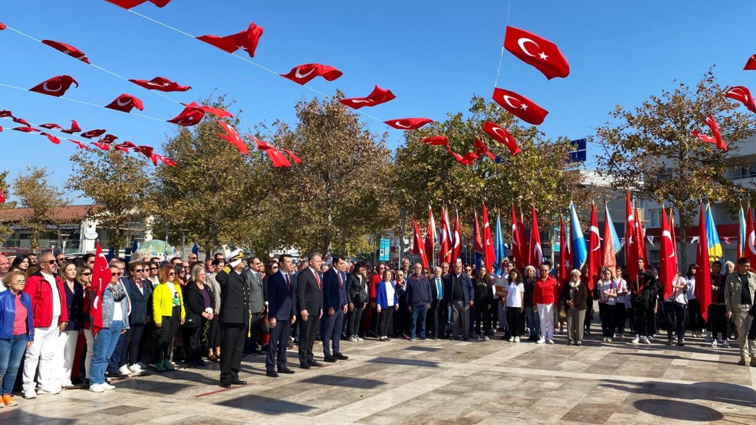 29 Ekim Cumhuriyet Bayramımızın 101.Yılı Kutlamaları,  Urla Cumhuriyet Meydanı'nda Atatürk Anıtı'na Çelenk Sunma Töreniyle Başladı.