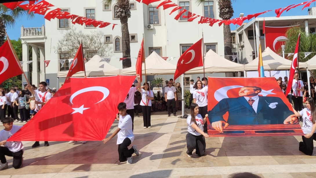 19 Mayıs Atatürk'ü Anma, Gençlik ve Spor Bayramı'nın 106. Yıl dönümü, Urla Cumhuriyet Meydanında Düzenlenen Resmi Törenle Kutlandı.